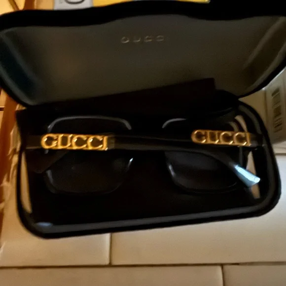 Gucci Black Oversized Sunglasses - Picture 2 of 3